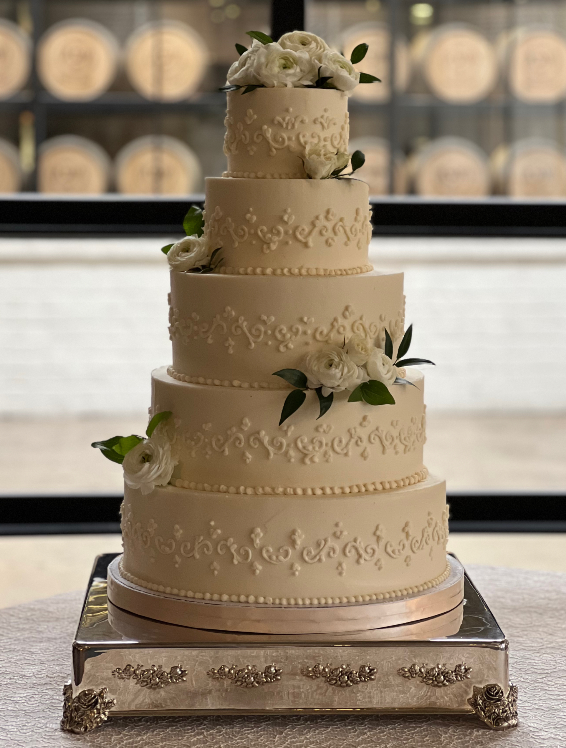Hyper-realistic sculpted cake