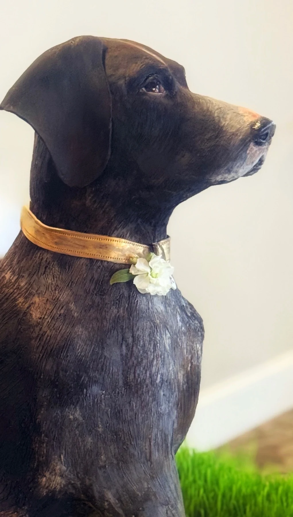 Hyper-realistic German Shorthaired Pointer sculpted cake